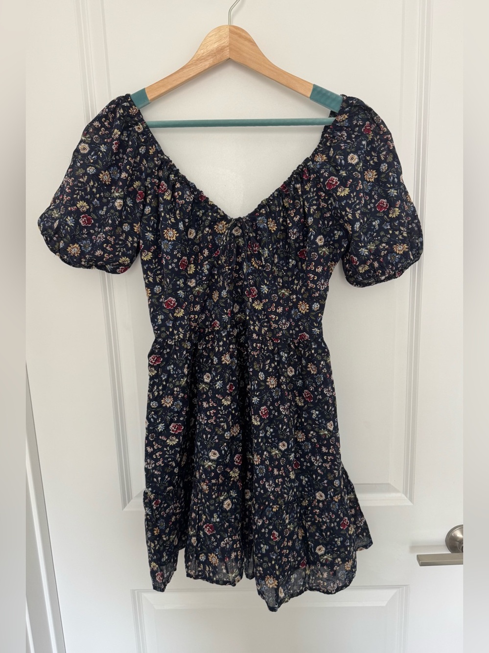 NWT Abercrombie & Fitch
Puff Sleeve Tie-Front Mini Dress Navy Floral - Picture 9 of 9
